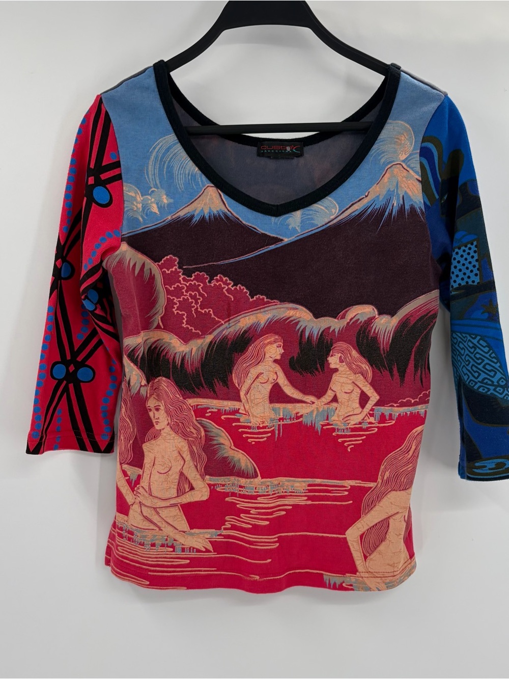 Custo Barcelona Y2K 2000s 90s
V-neck Japanese Art Retro Graphic Abstract Small